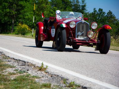 URBINO, İtalya - 16 Haziran 2022: ALFA ROMEO 8C 2300 LE MANS 1932 Mille Miglia 2022 rallisinde eski bir yarış arabası ünlü İtalyan tarihi yarışı (1927-1957)