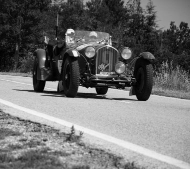 URBINO, İtalya - 16 Haziran 2022: ALFA ROMEO 8C 2300 LE MANS 1932 Mille Miglia 2022 rallisinde eski bir yarış arabası ünlü İtalyan tarihi yarışı (1927-1957)