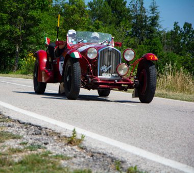 URBINO, İtalya - 16 Haziran 2022: ALFA ROMEO 8C 2300 LE MANS 1932 Mille Miglia 2022 rallisinde eski bir yarış arabası ünlü İtalyan tarihi yarışı (1927-1957)