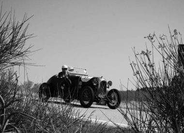 URBINO, İTALYA - 16 Haziran 2022: SALMSON GRAND GS8 1928 Mille Miglia 2022 rallisinde eski bir yarış arabasında ünlü İtalyan tarihi yarışı (1927-1957)
