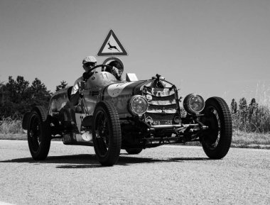 URBINO, İTALYA 16 HAZİRAN 2022: O.M. Mille Miglia 2022 rallisindeki eski bir yarış arabasında (1927-1957) ünlü İtalyan tarihi yarışı.