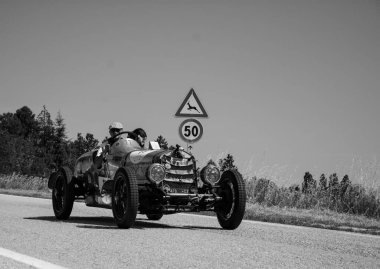 URBINO, İTALYA 16 HAZİRAN 2022: O.M. Mille Miglia 2022 rallisindeki eski bir yarış arabasında (1927-1957) ünlü İtalyan tarihi yarışı.