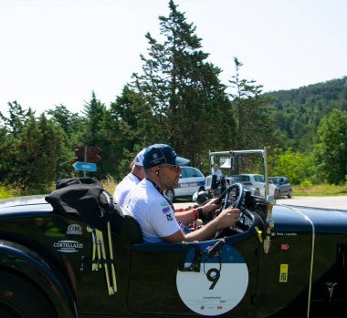 URBINO, İTALYA 16 HAZİRAN 2022: O.M. 665 S MM SUPERBA 2000 1930 Mille Miglia 2022 rallisinde eski bir yarış arabası üzerine ünlü İtalyan tarihi yarışı (1927-1957))