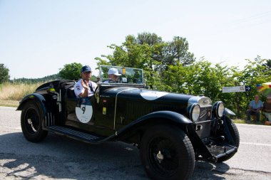 URBINO, İTALYA 16 HAZİRAN 2022: O.M. 665 S MM SUPERBA 2000 1930 Mille Miglia 2022 rallisinde eski bir yarış arabası üzerine ünlü İtalyan tarihi yarışı (1927-1957))