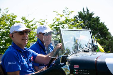 URBINO, İTALYA 16 HAZİRAN 2022: O.M. 665 S MM SUPERBA 2000 1929 Mille Miglia 2022 rallisinde eski bir yarış arabası üzerine ünlü İtalyan tarihi yarışı (1927-1957))