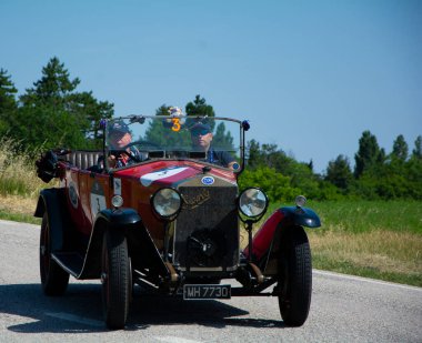 URBINO, İTALYA 16 HAZİRAN 2022: O.M. 665 SUPERBA 2000 1925 rallisinde eski bir yarış arabası Mille Miglia 2022 ünlü İtalyan tarihi yarışı (1927-1957)