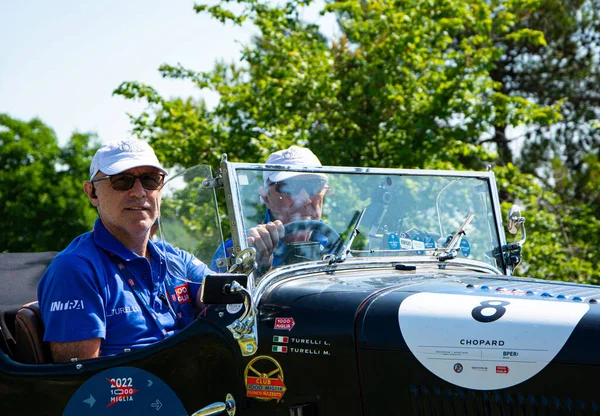 URBINO, İTALYA 16 HAZİRAN 2022: O.M. 665 S MM SUPERBA 2000 1929 Mille Miglia 2022 rallisinde eski bir yarış arabası üzerine ünlü İtalyan tarihi yarışı (1927-1957))