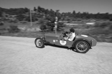 URBINO, ITALY - 16 Haziran 2022: Ralli Mille Miglia 2022 'de eski bir yarış arabası üzerinde ABC 1100 1928 (1927-1957) ünlü İtalyan tarihi yarışı