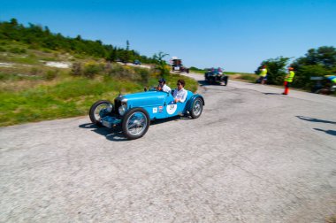 URBINO, ITALY - 16 Haziran 2022: Ralli Mille Miglia 2022 'de eski bir yarış arabası üzerinde ABC 1100 1928 (1927-1957) ünlü İtalyan tarihi yarışı