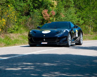 URBINO, İtalya - 16 Haziran 2022 FERRARI TRIBUTE Ferrari 812 Mille Miglia 2022 rallisinde eski bir yarış arabasıyla