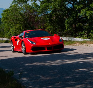 URBINO, İtalya - 16 Haziran 2022 FERRARI TRIBUTE Ferrari 488 Gtb Mille Miglia 2022 rallisinde eski bir yarış arabasında