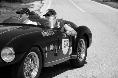 URBINO, İtalya - 16 Haziran 2022: FERRARI 166 MM Örümcek ViGNALE 1953 Mille Miglia 2022 rallisinde eski bir yarış arabası üzerinde ünlü İtalyan tarihi yarışı (1927-1957)