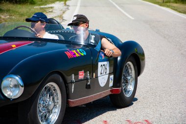 URBINO, İtalya - 16 Haziran 2022: FERRARI 166 MM Örümcek ViGNALE 1953 Mille Miglia 2022 rallisinde eski bir yarış arabası üzerinde ünlü İtalyan tarihi yarışı (1927-1957)