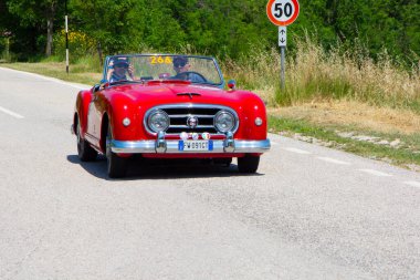 URBINO, İtalya - 16 Haziran 2022: NASH HealEY ROADSTER 1953 Mille Miglia 2022 rallisinde eski bir yarış arabası üzerine ünlü İtalyan tarihi yarışı (1927-1957)