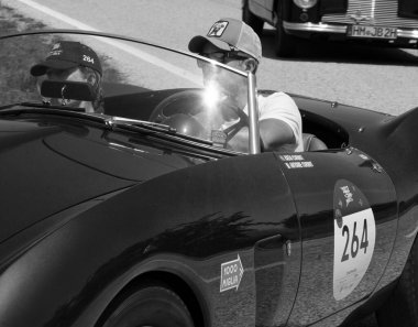 URBINO, İtalya - 16 Haziran 2022: ASTON MARTIN DB 2 / 4 BERTone Spider 1953 Mille Miglia 2022 rallisinde eski bir yarış arabası üzerinde ünlü İtalyan tarihi yarışı (1927-1957)