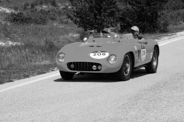 URBINO, ITALY - 16 Haziran 2022: URBINO, İtalya - 16 Haziran 2022: FERRARI 500 TR Örümcek SCAGLIETTI 1956 Mille Miglia 2022 rallisinde eski bir yarış arabası üzerine ünlü İtalyan tarihi yarışı (1927-1957)