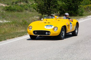 URBINO, ITALY - 16 Haziran 2022: FERRARI 500 TR SPIDER SCAGLIETTI 1956 Mille Miglia 2022 rallisinde eski bir yarış arabası üzerinde ünlü İtalyan tarihi yarışı (1927-1957)
