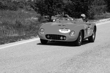 URBINO, ITALY - 16 Haziran 2022: FERRARI 500 TR SPIDER SCAGLIETTI 1956 Mille Miglia 2022 rallisinde eski bir yarış arabası üzerinde ünlü İtalyan tarihi yarışı (1927-1957)