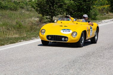 URBINO, ITALY - 16 Haziran 2022: FERRARI 500 TR SPIDER SCAGLIETTI 1956 Mille Miglia 2022 rallisinde eski bir yarış arabası üzerinde ünlü İtalyan tarihi yarışı (1927-1957)