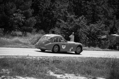 URBINO, İtalya - 16 Haziran 2022: TALBOT-LAGO T26 GS 1950 Mille Miglia 2022 rallisindeki eski bir yarış arabasında ünlü İtalyan tarihi yarışı (1927-1957)