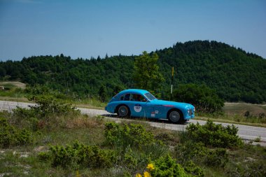 URBINO, İtalya - 16 Haziran 2022: TALBOT-LAGO T26 GS 1950 Mille Miglia 2022 rallisindeki eski bir yarış arabasında ünlü İtalyan tarihi yarışı (1927-1957)