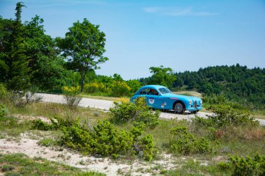 URBINO, İtalya - 16 Haziran 2022: TALBOT-LAGO T26 GS 1950 Mille Miglia 2022 rallisindeki eski bir yarış arabasında ünlü İtalyan tarihi yarışı (1927-1957)