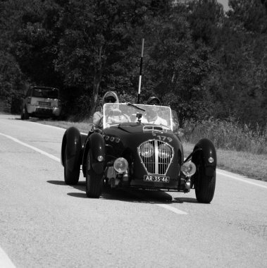 URBINO, ITALY - 16 Haziran 2022: HeALEY 2400 SILVERStONE (D-TYPE) 1950 Mille Miglia 2022 rallisinde eski bir yarış arabası üzerinde ünlü İtalyan tarihi yarışı (1927-1957)