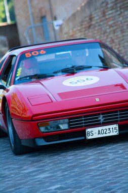 URBINO, İtalya - 16 Haziran 2022: FERRARI Ferrari 328 Gts eski bir yarış arabası Mille Miglia 2022 rallisinde