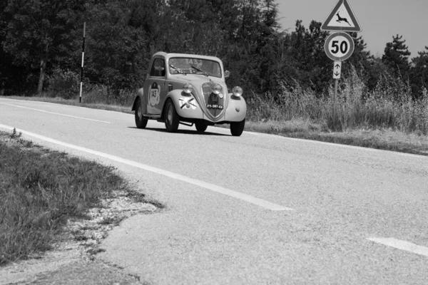 Urbino イタリア Jun 2022 Fiat500 Topolino 1948ラリーで古いレースカーでミル ミリア2022有名なイタリアの歴史的なレース 1927 1957 — ストック写真