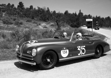 URBINO, İtalya - 16 Haziran 2022: ALFA ROMEO 6C 2500 S CABRIOlet PININ FARINA 1947 Mille Miglia 2022 rallisinde eski bir yarış arabası üzerinde ünlü İtalyan tarihi yarışı (1927-1957)