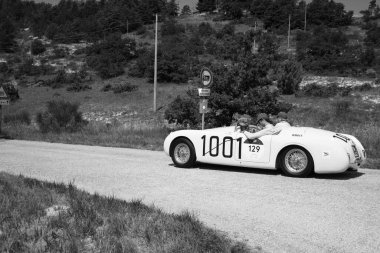 URBINO, İtalya - 16 Haziran 2022: CISITALIA 202 S MM Örümcek 1947 Mille Miglia 2022 rallisinde eski bir yarış arabası üzerinde ünlü İtalyan tarihi yarışı (1927-1957)