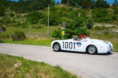 URBINO, İtalya - 16 Haziran 2022: CISITALIA 202 S MM Örümcek 1947 Mille Miglia 2022 rallisinde eski bir yarış arabası üzerinde ünlü İtalyan tarihi yarışı (1927-1957)