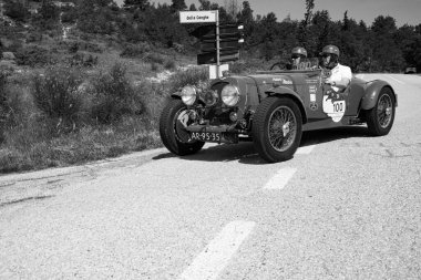 URBINO, İtalya - 16 Haziran 2022: ASTON MARTIN 2 LITRE Speed Model 1937 Mille Miglia 2022 rallisinde eski bir yarış arabası üzerinde ünlü İtalyan tarihi yarışı (1927-1957)