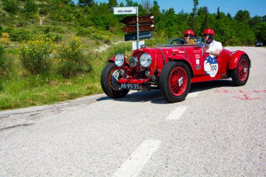 URBINO, İtalya - 16 Haziran 2022: ASTON MARTIN 2 LITRE Speed Model 1937 Mille Miglia 2022 rallisinde eski bir yarış arabası üzerinde ünlü İtalyan tarihi yarışı (1927-1957)