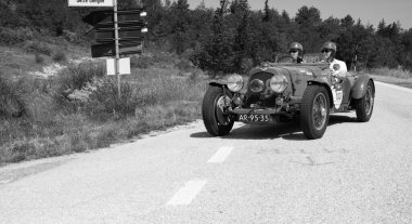 URBINO, İtalya - 16 Haziran 2022: ASTON MARTIN 2 LITRE Speed Model 1937 Mille Miglia 2022 rallisinde eski bir yarış arabası üzerinde ünlü İtalyan tarihi yarışı (1927-1957)