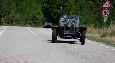 URBINO, İtalya - 16 Haziran 2022: ALFA ROMEO 6C 1750 SUPER ZAGATO 1929 Mille Miglia 2022 rallisinde eski bir yarış arabası üzerinde (1927-1957) ünlü İtalyan tarihi yarışı (1927-1957)