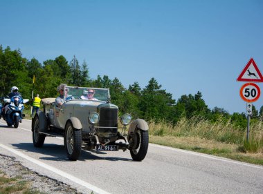 URBINO, İTALYA - 16 HAZİRAN 2022: 1927-1957 yılları arasında Mille Miglia 2022 rallisinde eski bir yarış arabasında (1927-1957) SUNBeAM 3 LWIN CAM Süper Spor