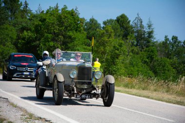 URBINO, İTALYA - 16 HAZİRAN 2022: 1927-1957 yılları arasında Mille Miglia 2022 rallisinde eski bir yarış arabasında (1927-1957) SUNBeAM 3 LWIN CAM Süper Spor