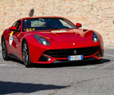 URBINO, İtalya - 16 Haziran 2022 FERRARI Ferrari F12 Berlinetta Mille Miglia 2022 rallisinde eski bir yarış arabasında