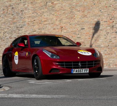 URBINO, İTALYA - 16 Haziran 2022 FERRARI TRIBUTE Ferrari Mille Miglia 2022 rallisinde eski bir yarış arabasında