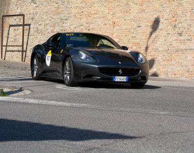 URBINO, İtalya - 16 Haziran 2022 FERRARI TRIBUTE Ferrari 250 eski bir yarış arabası Mille Miglia 2022 rallisinde