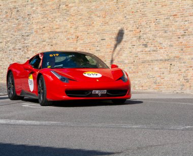 URBINO, İTALYA - 16 Haziran 2022 FERRARI TRIBUTE Ferrari 458 Italia Mille Miglia 2022 rallisinde eski bir yarış arabasında