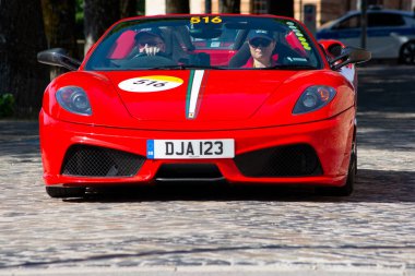 URBINO, İTALYA - 16 Haziran 2022 FERRARI TRIBUTE Ferrari Scuderia Spider 16M Mille Miglia 2022 rallisinde eski bir yarış arabasında