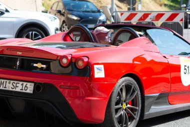 URBINO, İtalya - 16 HAZİRAN 2022 FERRARI TRIBUTE Ferrari F430 Scuderia Spider rallide eski bir yarış arabasında Mille Miglia 2022