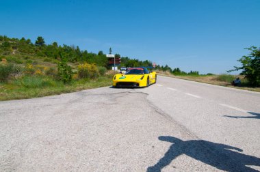 URBINO - İtalya - 16 Haziran 2022: Mille Miglia 2022 'de Mille Miglia' da eski bir yarış arabasının üzerinde, meşhur İtalyan tarihi yarışı (1927-1957)