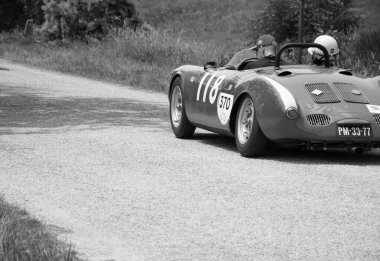 URBINO - İtalyan- 16 Haziran 2022: PORSCHE 550 SPYDER RS 1955 Mille Miglia 2022 rallisindeki eski bir yarış arabası hakkında ünlü İtalyan tarihi yarışı (1927-1957)