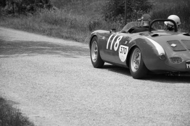 URBINO - İtalyan- 16 Haziran 2022: PORSCHE 550 SPYDER RS 1955 Mille Miglia 2022 rallisindeki eski bir yarış arabası hakkında ünlü İtalyan tarihi yarışı (1927-1957)