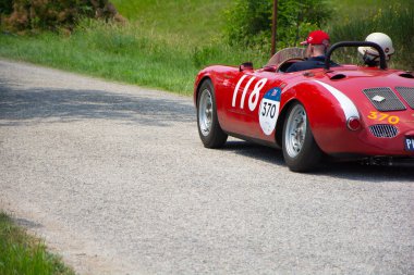 URBINO - İtalyan- 16 Haziran 2022: PORSCHE 550 SPYDER RS 1955 Mille Miglia 2022 rallisindeki eski bir yarış arabası hakkında ünlü İtalyan tarihi yarışı (1927-1957)