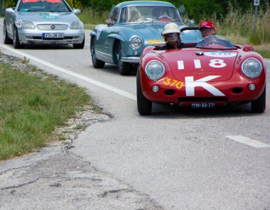 URBINO - İtalyan- 16 Haziran 2022: PORSCHE 550 SPYDER RS 1955 Mille Miglia 2022 rallisindeki eski bir yarış arabası hakkında ünlü İtalyan tarihi yarışı (1927-1957)