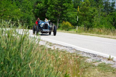 URBINO - ITALY - 16 Haziran 2022: BUGATTI T37 1927 Mille Miglia 2022 rallisindeki eski bir yarış arabası üzerinde ünlü İtalyan tarihi yarışı (1927-1957)
